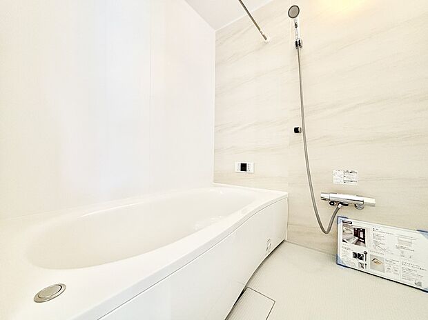 一日の疲れを癒してくれる明るい清潔感のあるバスルーム