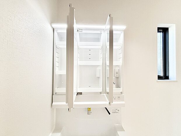 三面鏡の裏に、化粧品や衛生用品などを収納可能。洗面台をすっきりと保ちます!