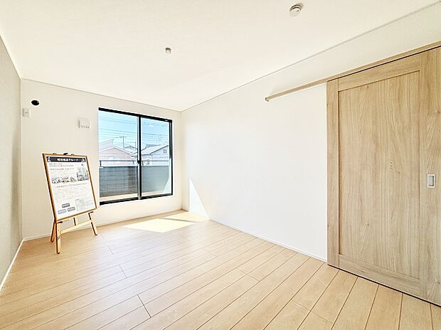 バルコニーが開放感をプラスしてくれる洋室