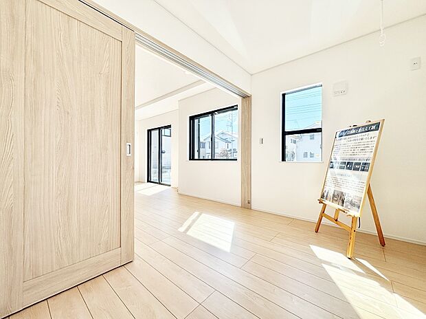 リビング隣接の洋室は個室としても利用できます