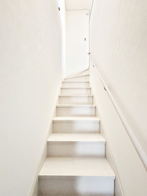 階段は手すり付きなので小さなお子さまやご高齢の方も安心です