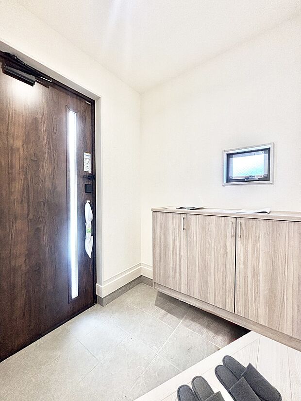 ガラススリットの入った玄関ドアが室内に光を届けてくれます