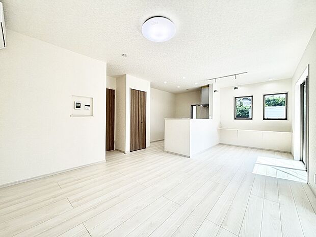 ご家族の賑やかな話し声で包まれる明るいリビング