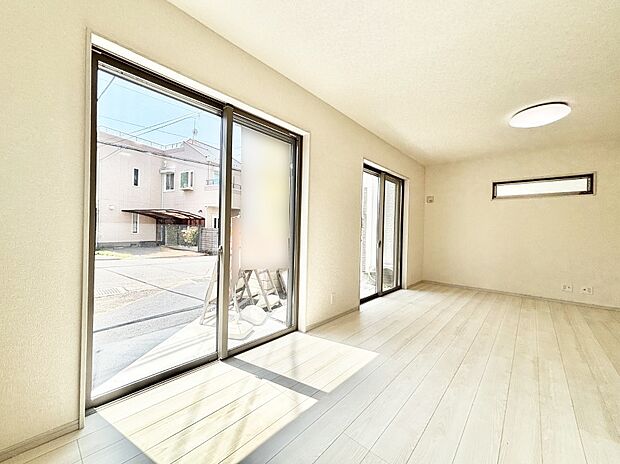 大きな窓からたっぷりの陽光と風を感じられるリビング