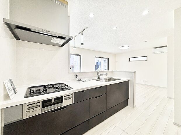 料理をしながらご家族との会話を楽しめる対面カウンターキッチン  