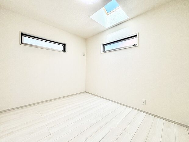 窓からのやさしい光が心地よいプライベートルーム