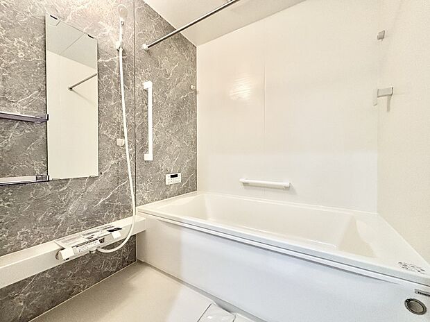 一日の疲れを癒してくれる明るい清潔感のあるバスルーム