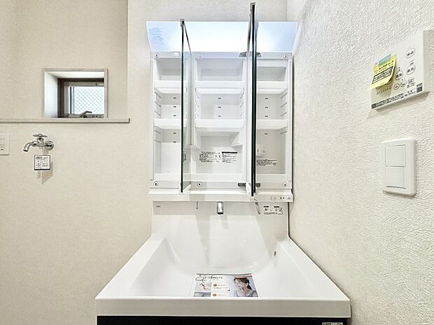 三面鏡の裏に、化粧品や衛生用品などを収納可能。洗面台をすっきりと保ちます!