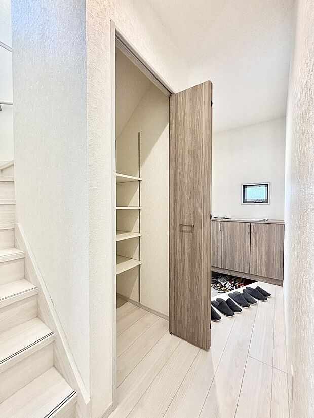 掃除用具や生活雑貨の保管に便利な廊下収納