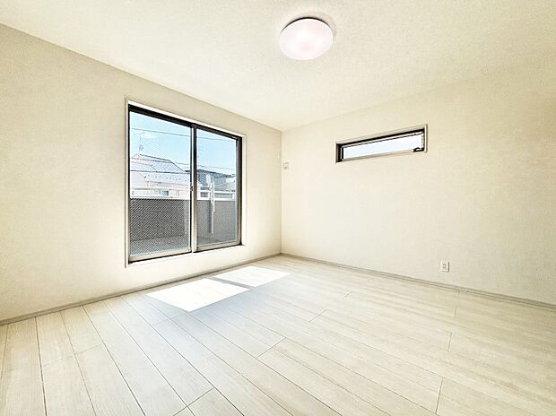 バルコニーが開放感をプラスしてくれる洋室