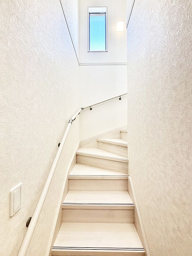 階段は手すり付きなので小さなお子さまやご高齢の方も安心です  