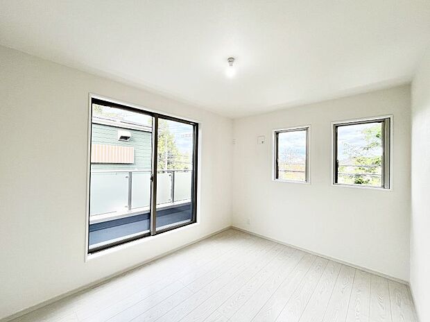 バルコニーが開放感をプラスしてくれる洋室  