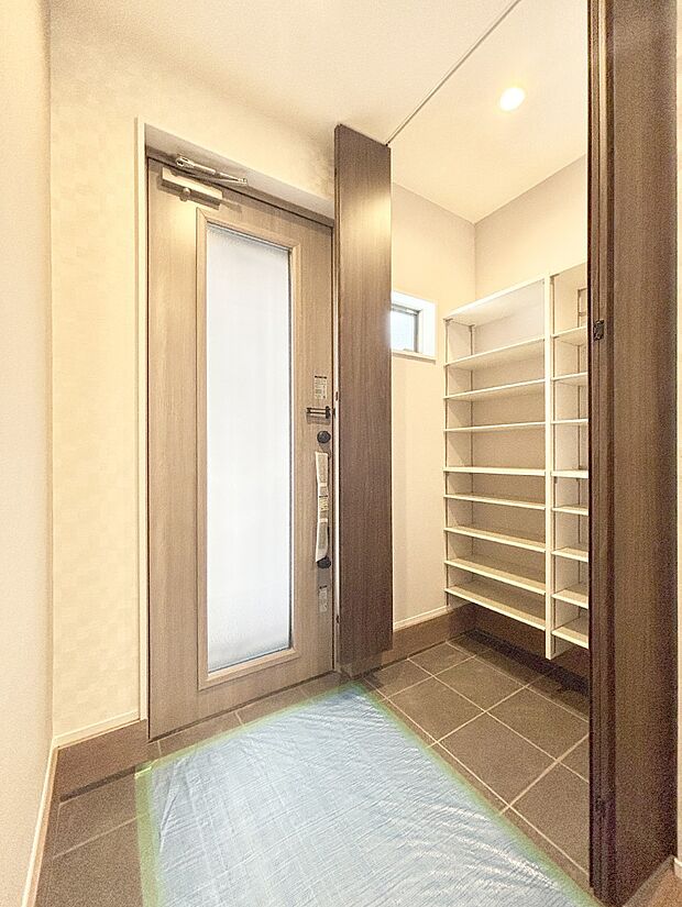 天井まである玄関収納で、家族全員の靴もすっきり収納！ 