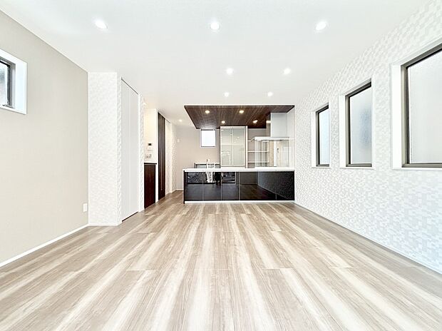 明るい陽光が注ぎ、寛ぎの雰囲気に満たされるリビング・ダイニング。   