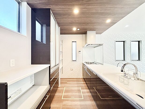 広くて使い勝手のよいキッチン、ご自慢のお料理で家族の笑顔が広がります