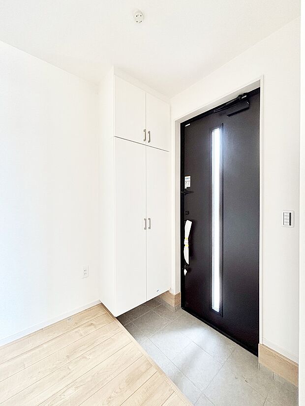 ガラススリットの入った玄関ドアが室内に光を届けてくれます  