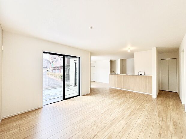 ご家族の賑やかな話し声で包まれる明るいリビング  