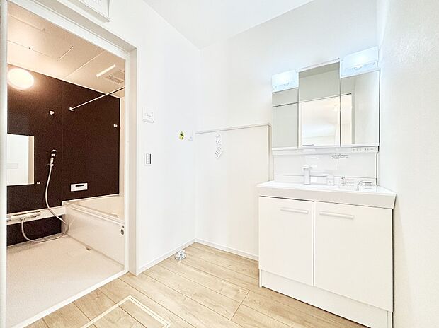 清潔感ある洗面化粧室で朝の身支度も快適  