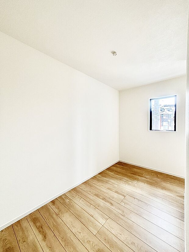 フリースペースは小窓付きの明るい空間