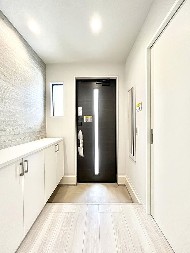 明るい玄関はお客様をお出迎えするのにぴったりです!