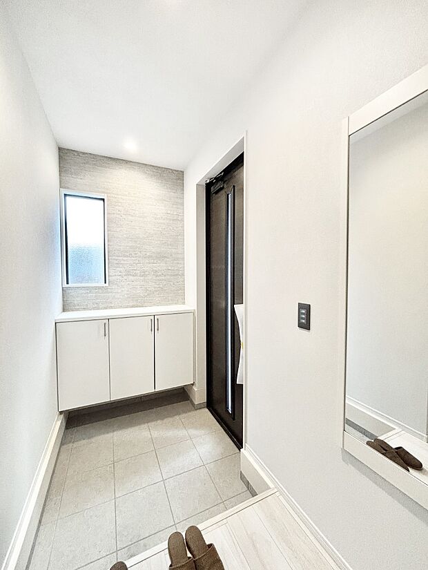 明るい陽光が入り込む玄関。ご家族の靴もスッキリ収納できる玄関収納付き!