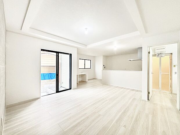 自然光が取り込まれ、家族団らんの場所を明るく演出