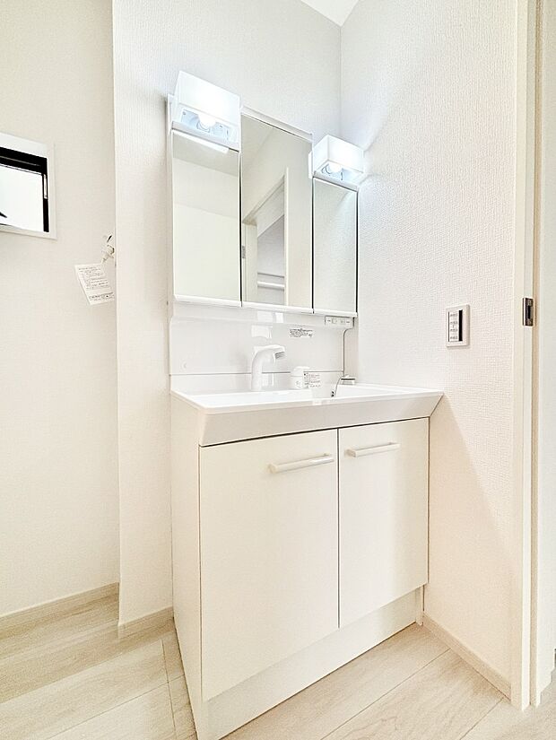 スタイリングに便利な三面鏡、ミラーキャビネットで細かい物スッキリ