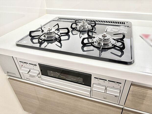 ガスコンロはSiセンサー搭載。火力調節や焦げ付き・消し忘れも防いでくれます。