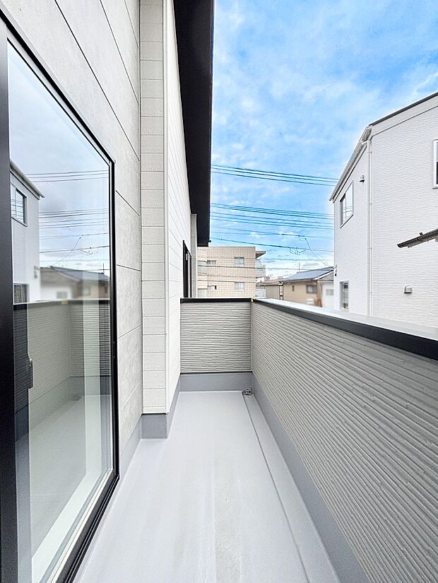 暖かな陽光が降り注ぐバルコニーはお洗濯におすすめ。爽やかな風も心地よいです。