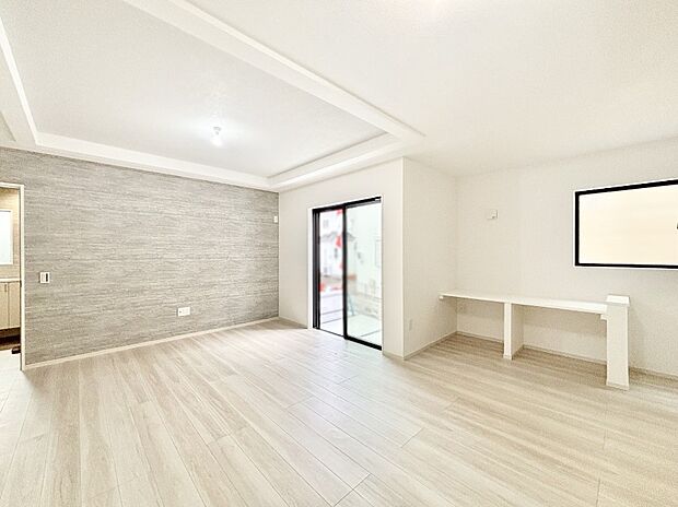 PC作業やお子様の宿題コーナーなどにお使いいただけるカウンター付きのLDK。