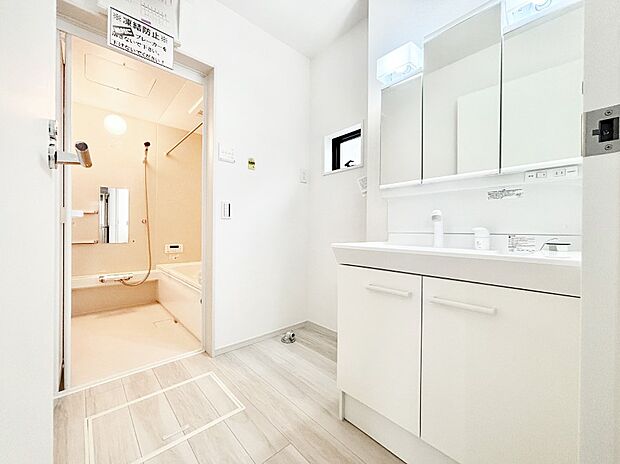 清潔感ある洗面化粧室で朝の身支度も快適