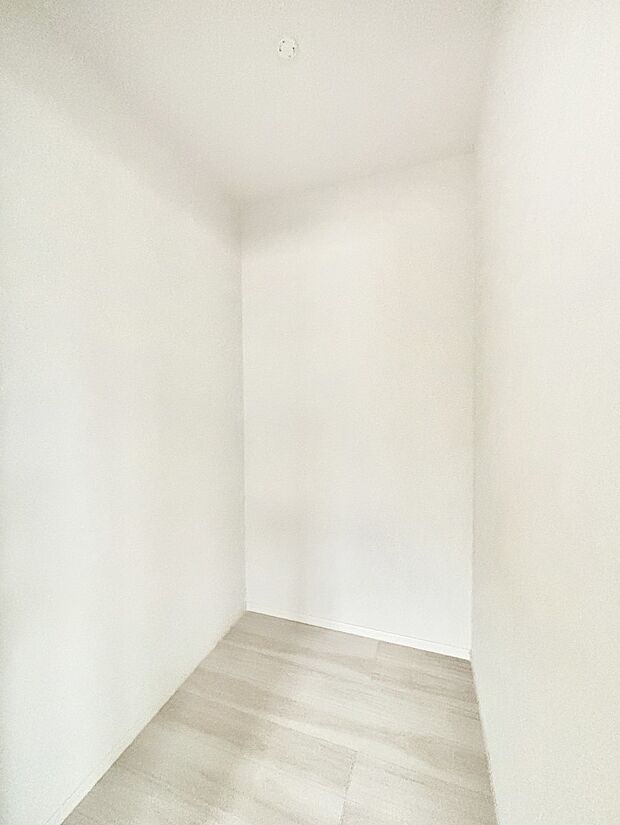 ウォークインクローゼット付きで生活空間を広く利用できます。