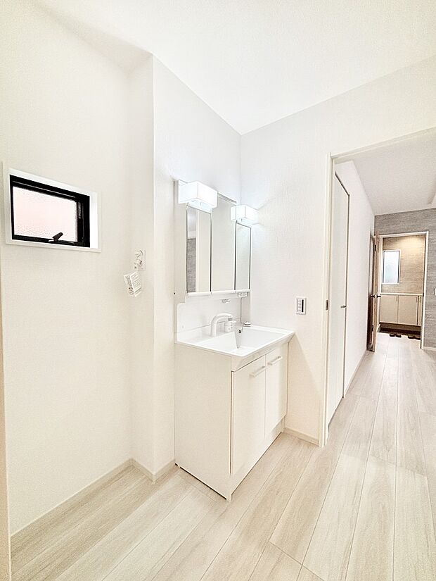 ゆとりの洗面スペースで朝の身支度もスムーズに