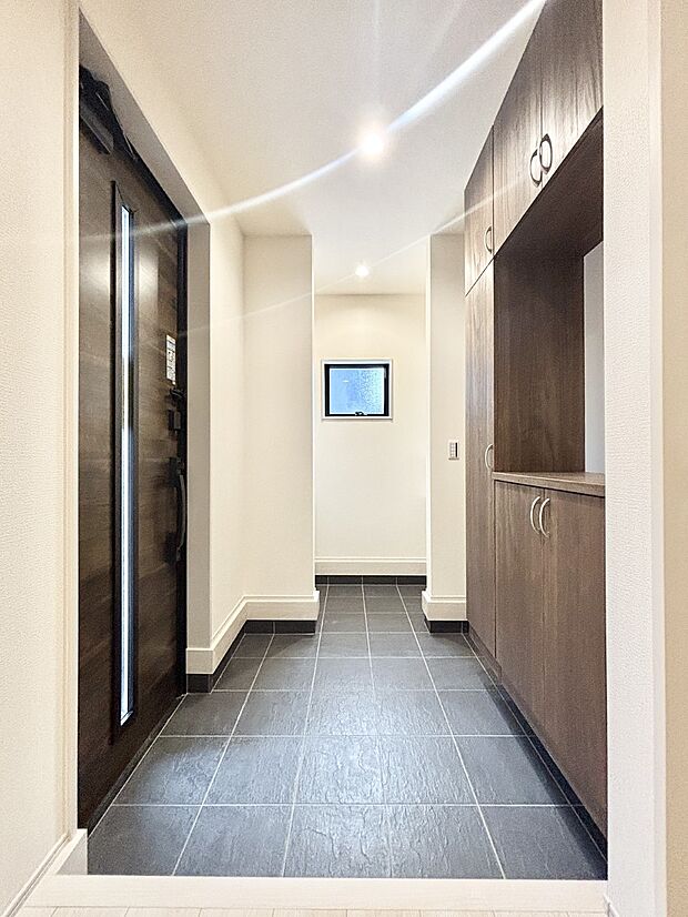 可動棚付き収納スペースがあるので、散らかりがちな玄関もスッキリ片付きます。 