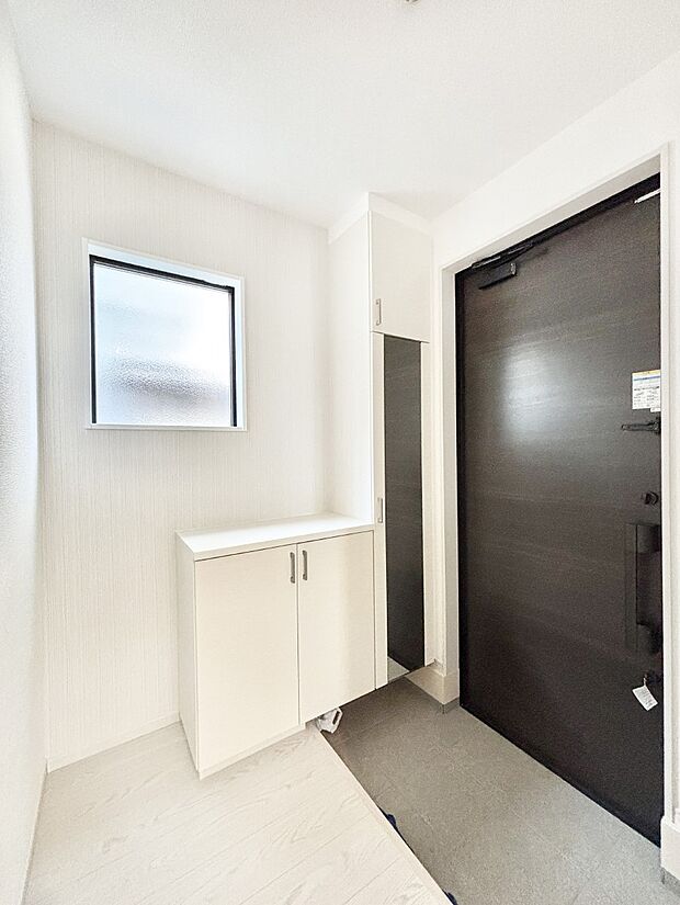 明るい玄関はお客様をお出迎えするのにぴったりです！ 