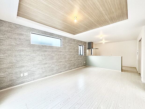 ナチュラルテイストの優しく柔らかい色使いのフローリングが素敵なリビングですね。