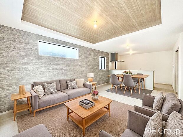 お洒落で開放感のある折り上げ天井を採用したリビング※家具はCGです