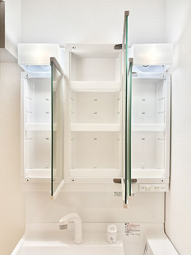 三面鏡の裏に、化粧品や衛生用品などを収納可能。洗面台をすっきりと保ちます！  