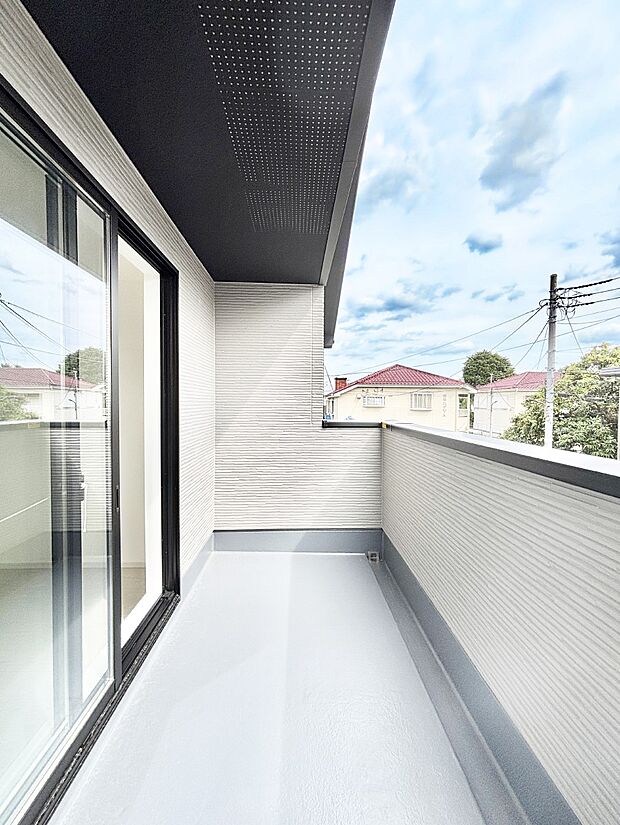 暖かな陽光が降り注ぐバルコニーはお洗濯におすすめ。爽やかな風も心地よいです。 