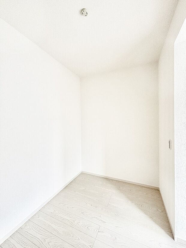 ウォークインクローゼット付きで生活空間を広く利用できます。