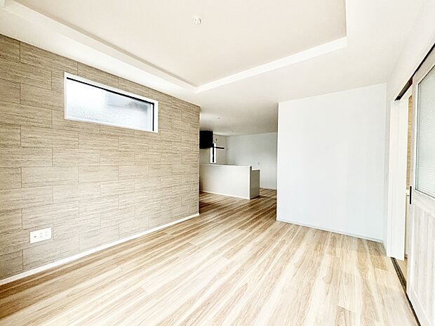 ご家族の賑やかな話し声で包まれる明るいリビング