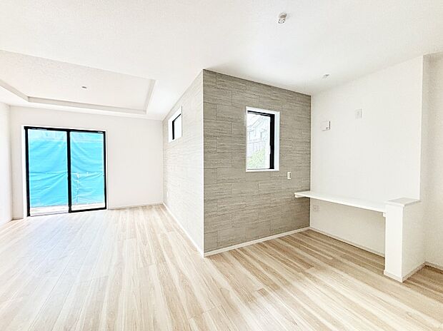 大きな窓からたっぷりの陽光と風を感じられるリビング