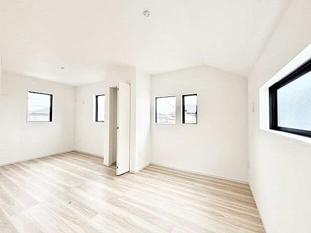 窓からのやさしい光が心地よいプライベートルーム