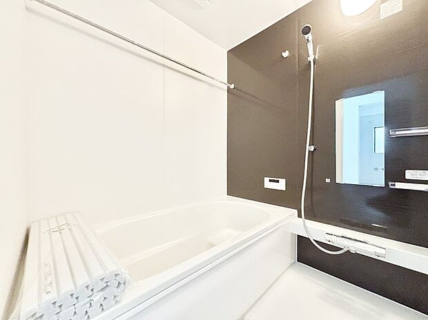 一日の疲れを癒してくれる明るい清潔感のあるバスルーム