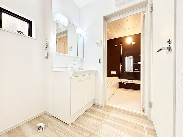 清潔感ある洗面化粧室で朝の身支度も快適