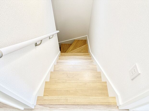 階段は手すり付きなので小さなお子さまやご高齢の方も安心です