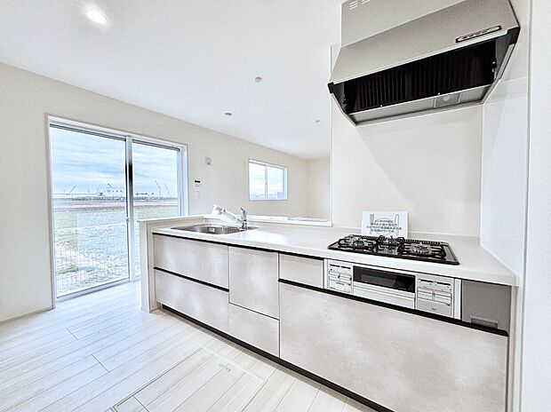 広々とした使い勝手の良いキッチンで日々のお料理も楽しくなりそう