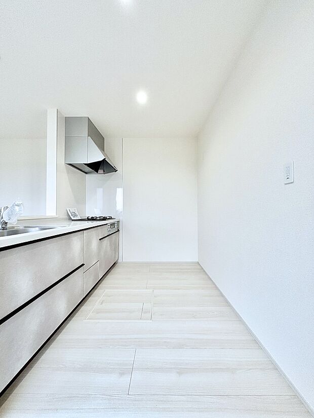 爽やかな風が通り抜けるキッチン。窓があるので明るく換気にも役立ちます。