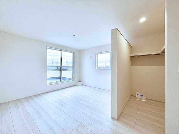 ウォークインクローゼットがあるお部屋！季節ごとの入れ替えも不要で便利です。 