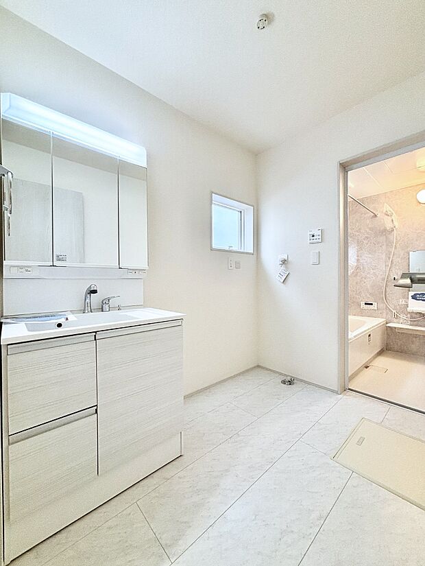 身支度もスムーズにおこなえる脱衣場。  